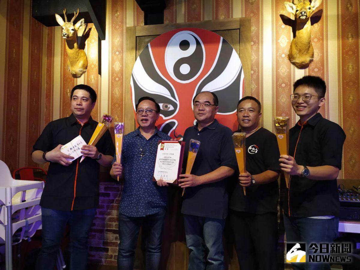 ▲愛心店家一棒接一棒關心家扶兒，帶給彰化家扶兒一個更溫馨的另類謝師宴。（圖／記者葉靜美攝，2020.06.18）