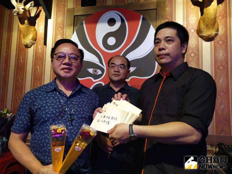 ▲初宴烤魚川菜餐廳葉振銘老闆招待60名家扶兒與感恩的人,給了他們另類謝師宴,火鍋世家梁敏章店長現場提出加碼30份餐券,勉勵國中、小成績優秀的家扶兒。(圖/記者葉靜美攝,2020.06.18)