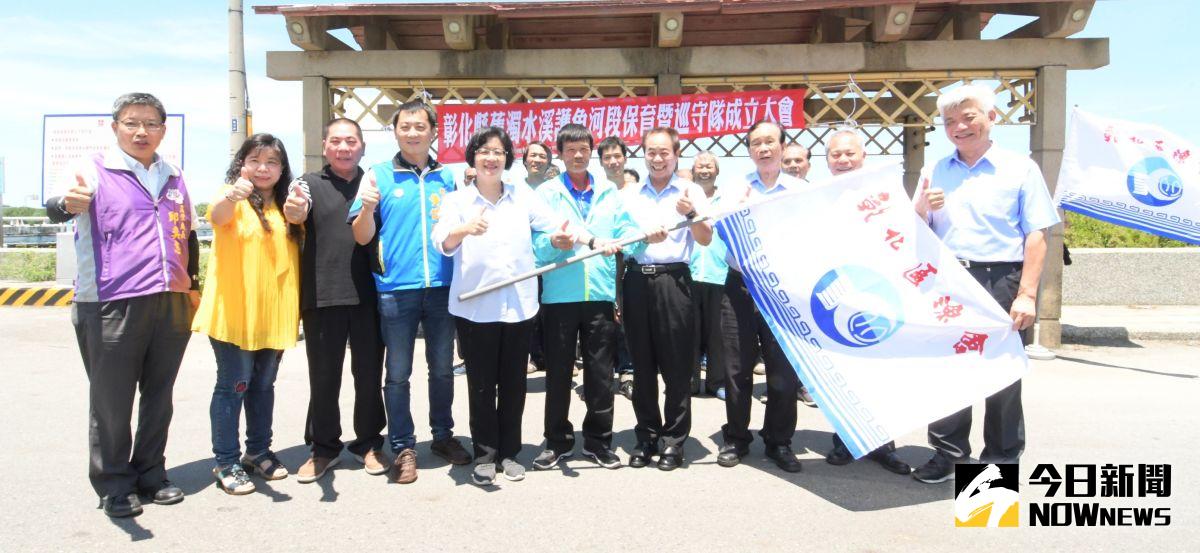 ▲彰化區漁會招募漁民志工組成護魚保育巡守隊，縣長王惠美授旗給保育巡守隊，維護大自然珍貴的鰻魚苗資源。（圖／記者陳雅芳攝，2020.06.18）