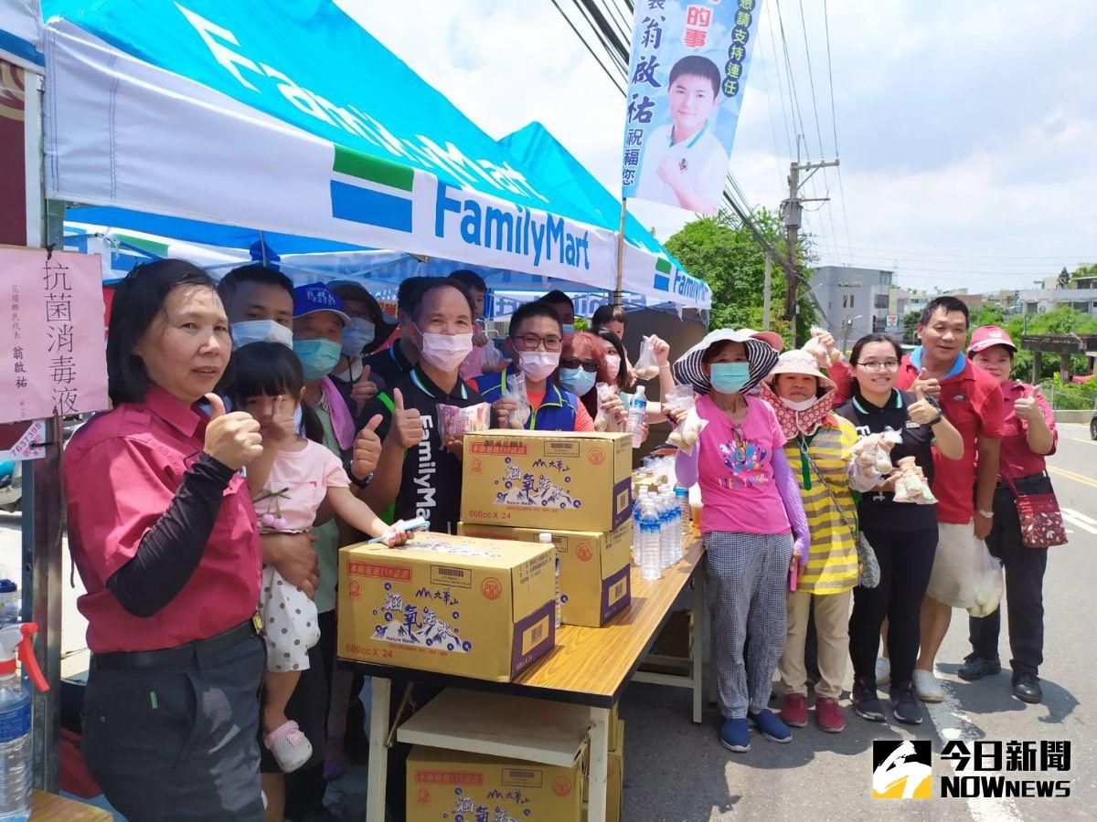 ▲花壇鄉民代表翁啟祐服務處連續6年集結各界善心人士，在媽祖繞境回鑾的彰員路上，設置現滷茶葉蛋及麵包給香客使用，希望能讓香客們感受花壇鄉親的熱情。（圖／記者葉靜美攝，2020.06.18）