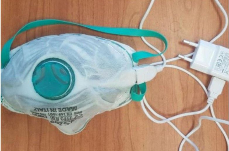 ▲口罩旁有接口,能直接與手機充電器連接充電。(圖/翻攝自臉書「