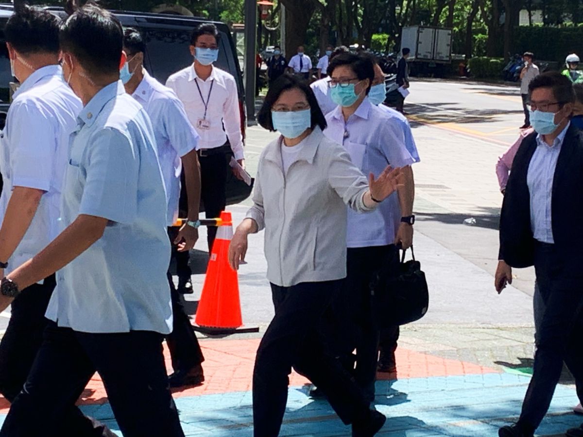 ▲對於國民黨籍前台東縣長黃健庭接受總統提名為監察院副院長，蔡英文面對媒體提問一語不發，直接進入會場。（圖／記者宋原彰攝，2020.06.19）