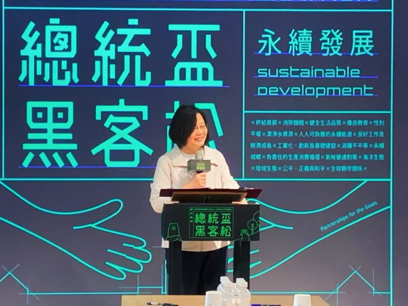 ▲總統蔡英文今(19)出席2020年總統盃黑客松工作坊,和總統府副秘書長李俊俋、行政院政委唐鳳聽取24組公部門與民間單位的公民參與提案。(圖/記者宋原彰攝,2020.06.19)