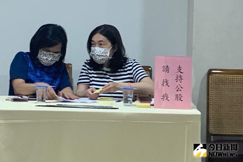 ▲彰銀股東會報到處,還設置了「支持公股請找我」的櫃台,也引發股東質疑。(圖/記者顏真真攝)