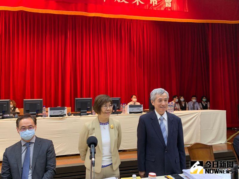 ▲彰銀6月19日召開股東會,董事長凌忠嫄(右二)與總經理黃瑞沐(右一)。(圖/記者顏真真攝)