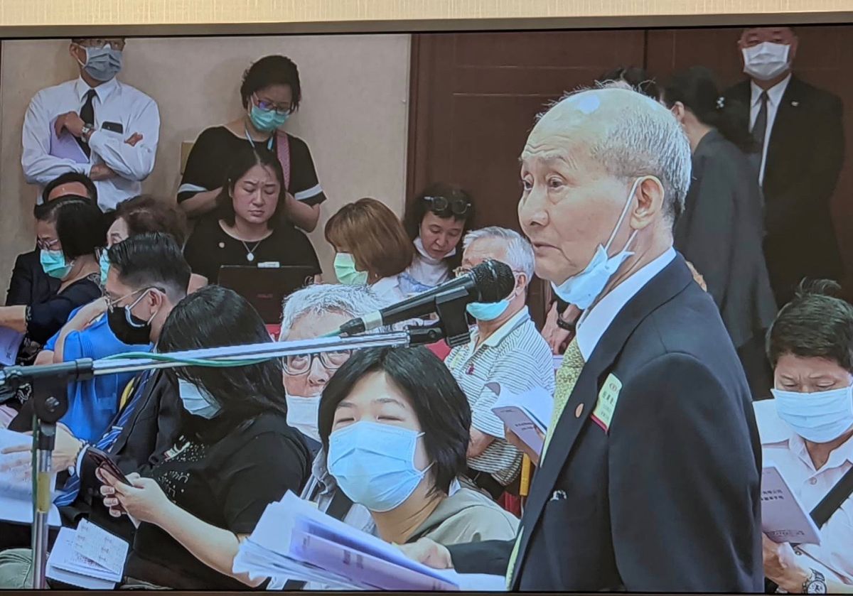 ▲新光金股東會上，今日卸任的獨董暨審計委員會召集人李勝彥發言時，再摃上副董事長李紀珠。（圖／記者顏真真攝）