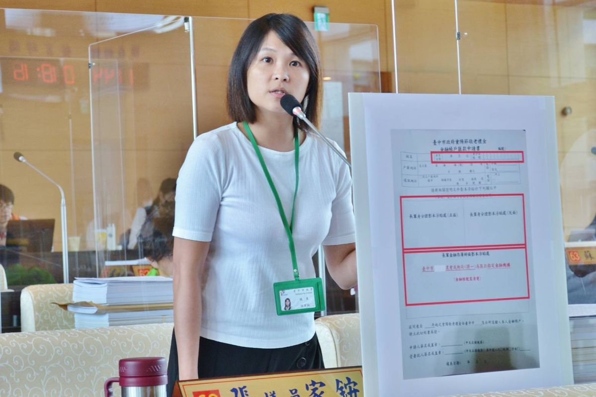 ▲議員張家銨表示，重陽節敬老禮金金融帳戶匯款申請書，層層傳遞方式蒐集個資，將會更沒有保障、嚴重的個資外洩疑慮。(圖／柳榮俊攝2020.6.19)