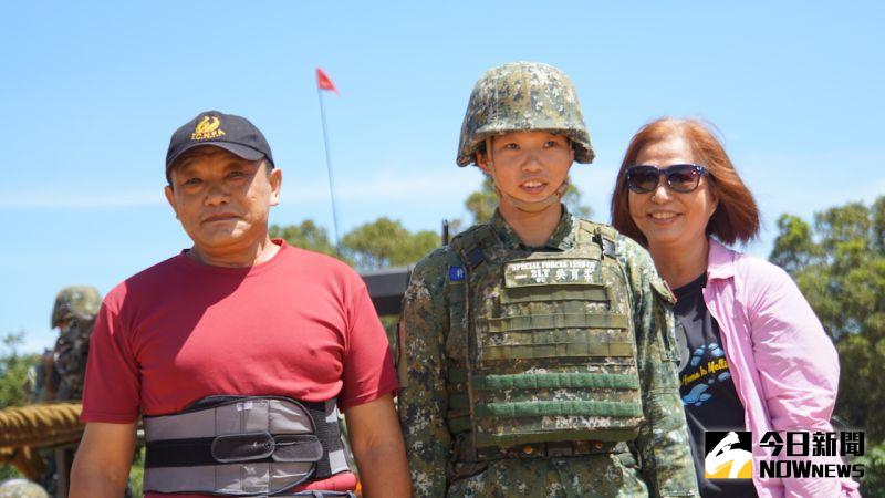 ▲陸軍特指部109年上半年特戰行軍，少尉輔導長吳育柔受訪時，父母突然現身，讓她大吃一驚。（圖／記者呂炯昌攝.20202.06.19）