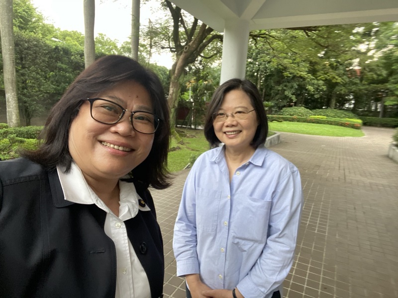 ▲民進黨籍立委王美惠(左)與蔡英文總統合影。(圖/王美惠服務處提供)