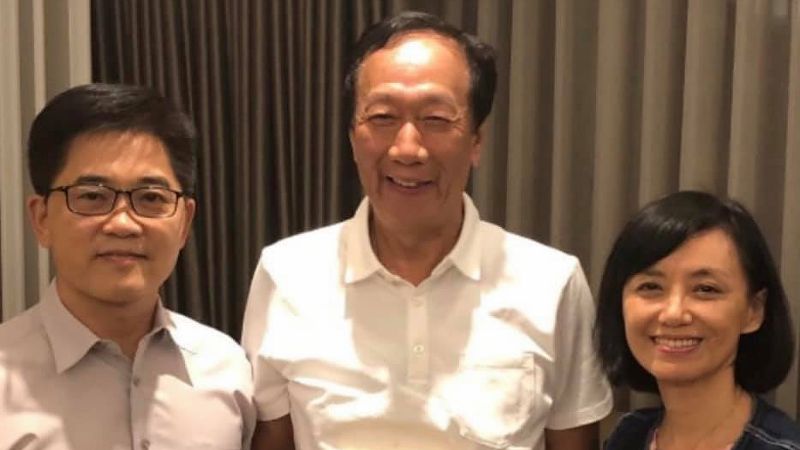 ▲鴻海集團創辦人郭台銘在臉書上PO文力挺黃健庭,並貼出與黃健庭夫妻的合照。(圖/翻攝郭台銘臉書)