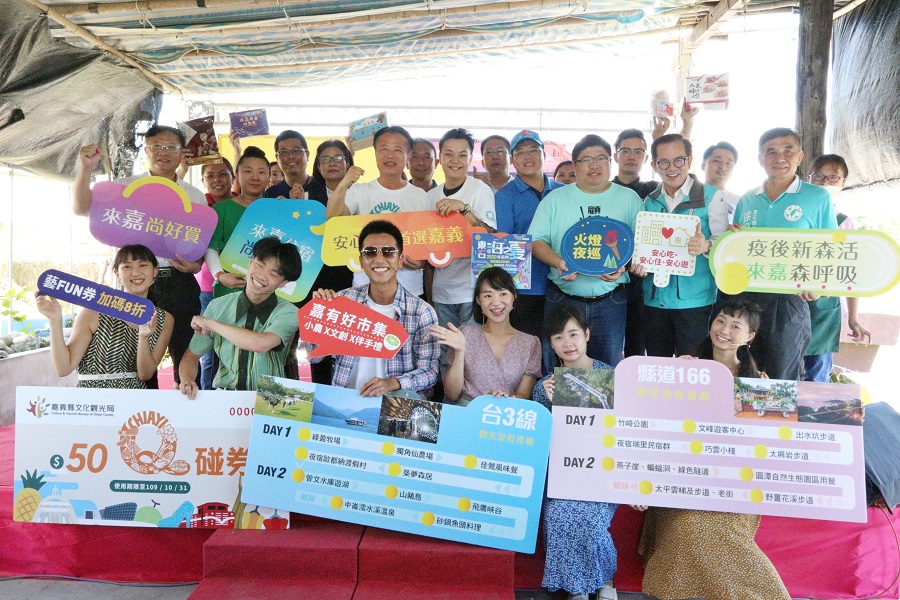 ▲嘉義縣長翁章梁邀林龍吟導演分享「蚵豐村」電影場景的海區之美，並啟動安心旅遊。(圖／嘉義縣政府提供)