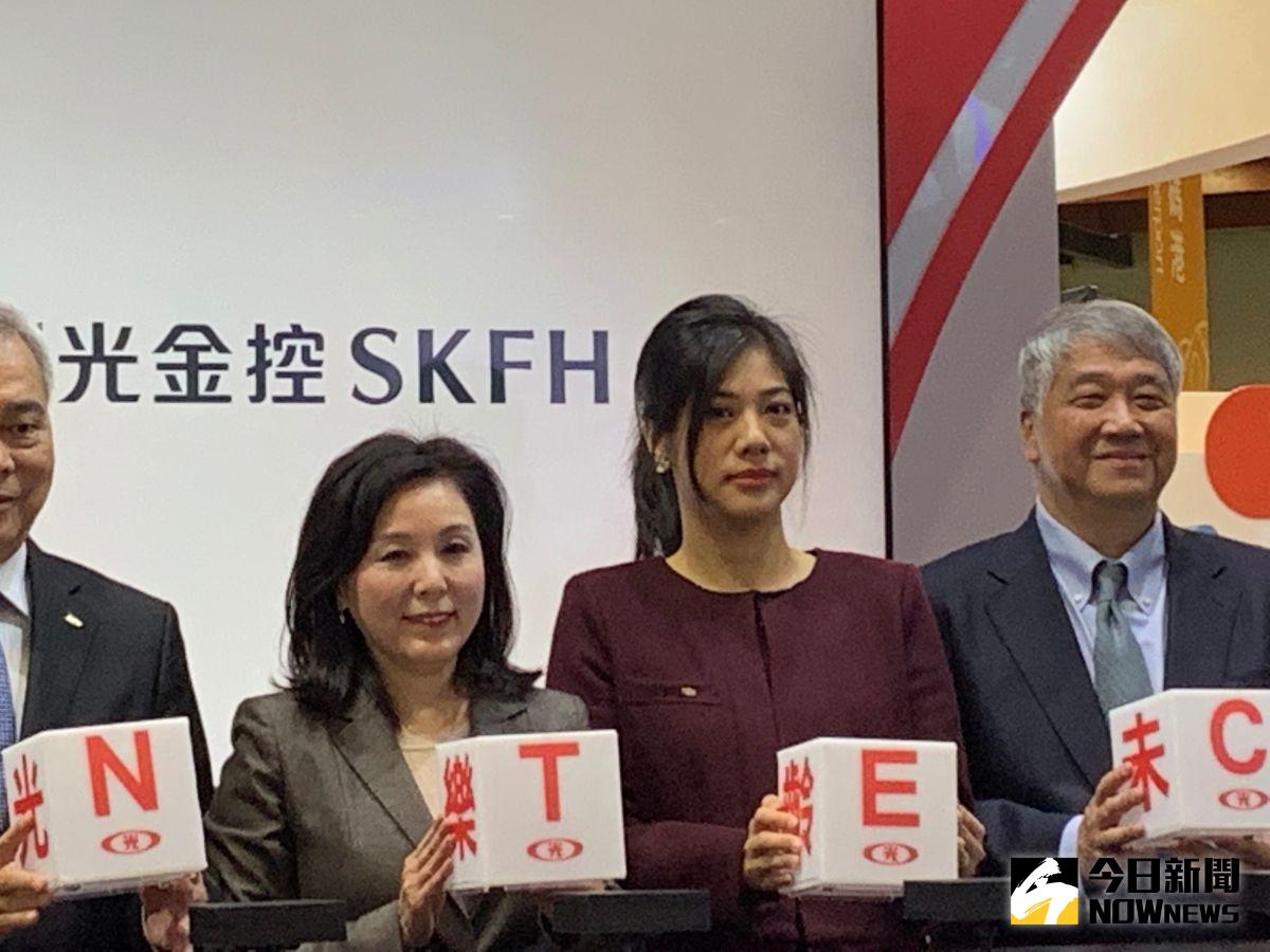 ▲新光金控啟動二代接班，吳東進卸下了擔任34年的金控董事長職務，由前新光金副董事長許澎接任，而吳東進次女、也是現任新光銀行副董事長吳欣儒（右二）將接任金控總經理，李紀珠（左二）續任金控副董事長。（圖／NOWnews資料照）