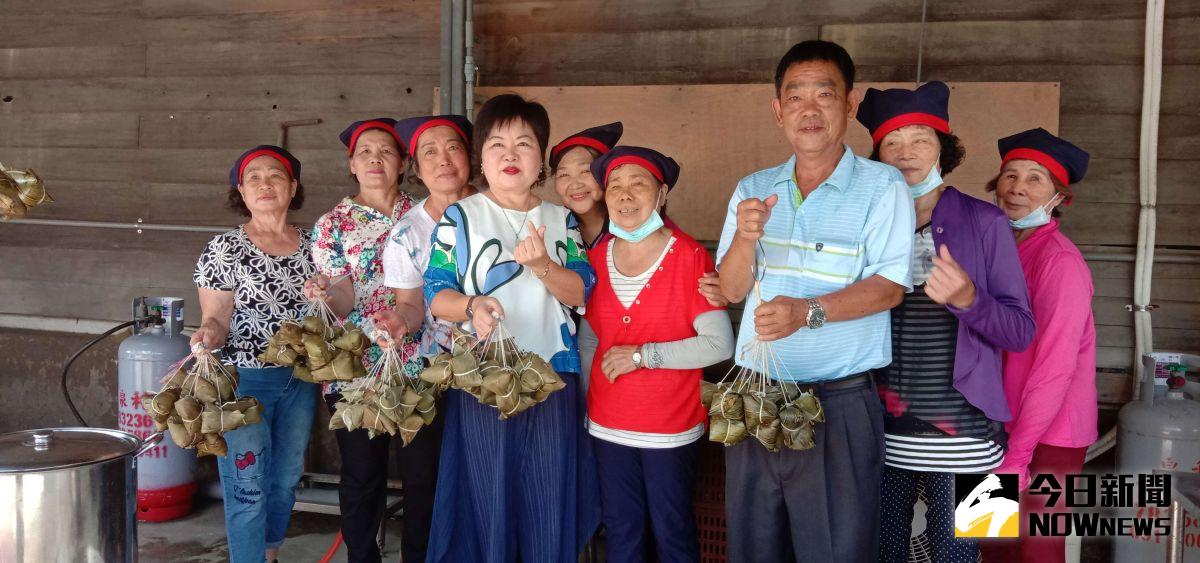 ▲北港鎮農會推廣國產米食、愛護在地長者，由家政班媽媽包粽，交給華山基金會轉贈弱勢家庭及獨居老人。（圖／記者洪佳伶攝,2020.06.19）