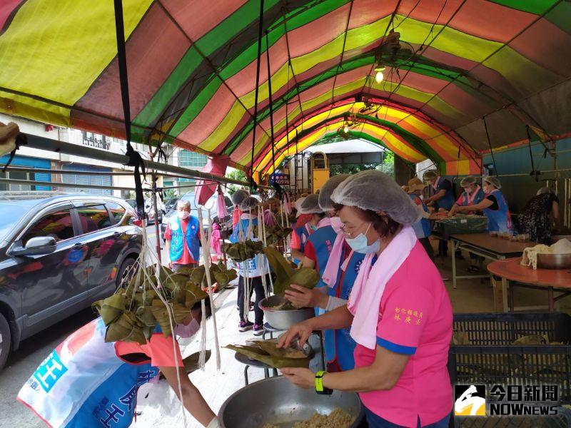▲和線伸發展協會50餘名志工,從凌晨2點多開始備料綁粽子,6000多顆粽子除了致贈給警察、消防、弱勢團體等單位以外,也敦親睦鄰,分送給鄰居約100戶各6顆粽子。(圖/記者葉靜美攝,2020.06.19)