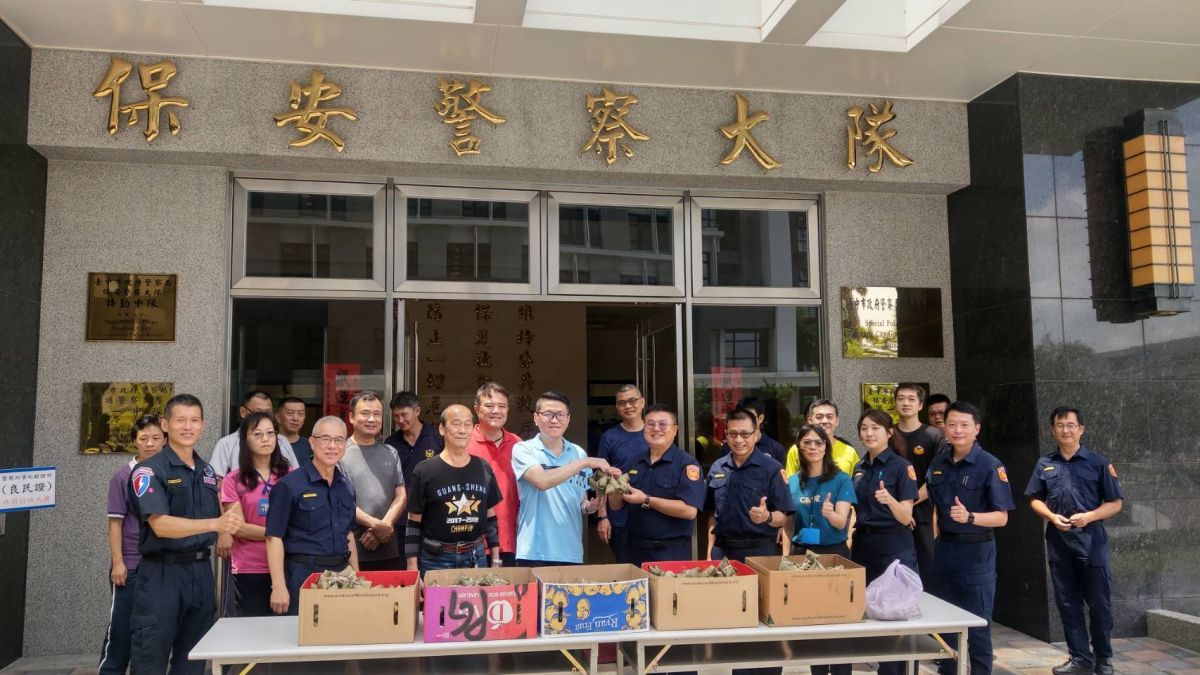 ▲中市議員賴順仁(前排左五)與「順仁兄弟會」發起「端陽溫馨接粽情、慰勞保大戰警」(圖／柳榮俊攝2020.6.19)