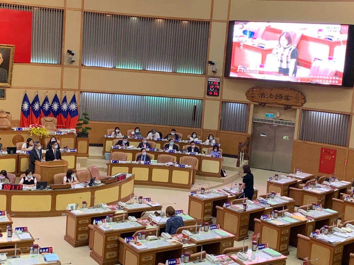 ▲高敏慧在市議會質詢時一度哽咽痛訴有議會同仁在誣陷她，強調自己沒有詐領助理費，為此也罹患憂鬱症。（圖／記者宋原彰攝，2020.06.19）