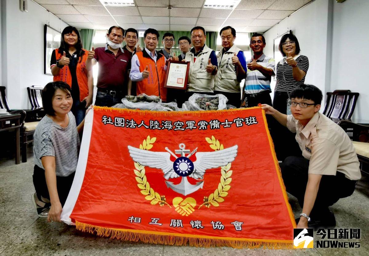 ▲陸海空軍常備士官班相互關懷協會，偕同中華民國傷殘軍人協會等社團揪團前往彰化榮家慰問，與榮民老大哥們噓寒問暖話家常。（圖／記者陳雅芳攝，2020.06.19）