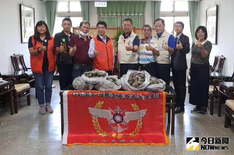 ▲陸海空軍常備士官班相互關懷協會等社團揪團前往彰化榮家慰問。(圖/記者陳雅芳攝,2020.06.19)