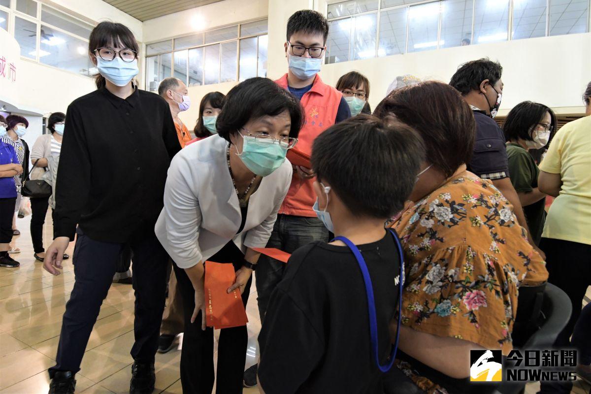 ▲彰化縣政府啟動「端午佳節關懷」列車，縣長王惠美將端午節禮金交到經濟邊緣戶手中，紓緩弱勢邊緣戶民眾生活的困境。（圖／記者陳雅芳攝，2020.06.19）