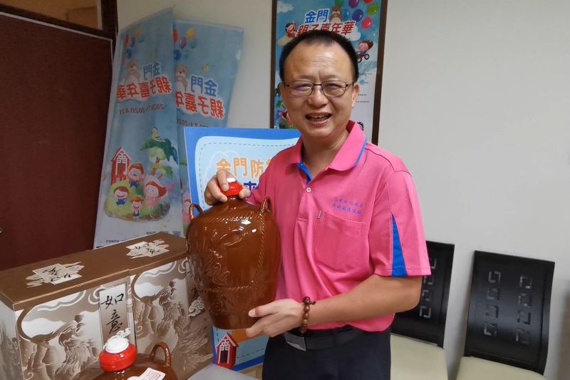 ▲凡活動期間來金旅遊就有抽中一年台金(單程)機票飛到飽,以及市價5千元、總數99罈的金門高粱酒。(圖/記者蔡若喬攝)