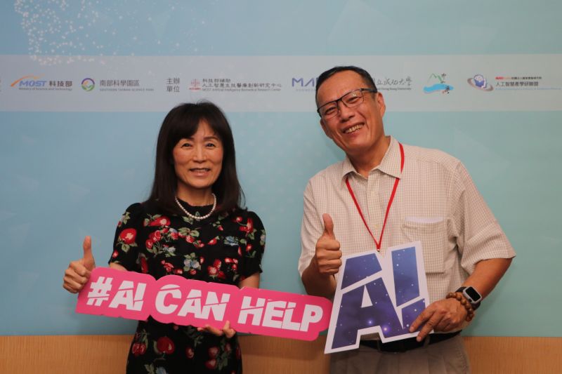 ▲成大校長蘇慧貞(左)與人工智慧生技醫療創新研究中心主任孫永年合影。(圖/成功大學提供)