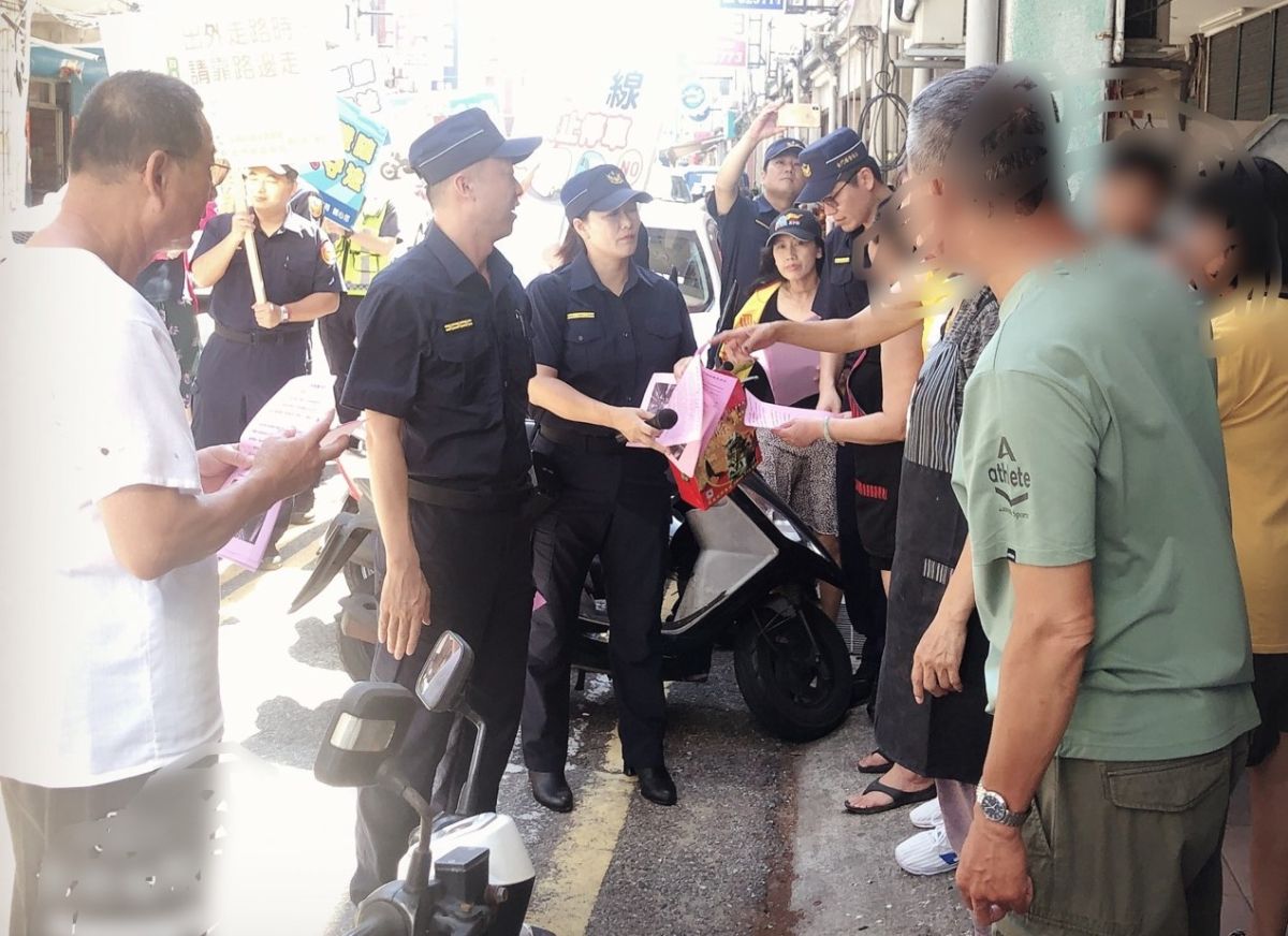 ▲金門警7月9日起，將加強取締金城鎮東門民族路機車違停與攤販占用車道等行為。(圖/金城分局提供)