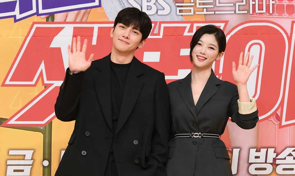 ▲劇中，池昌旭（左）跟金裕貞有爆笑又甜蜜的互動。（圖／愛奇藝台灣站）