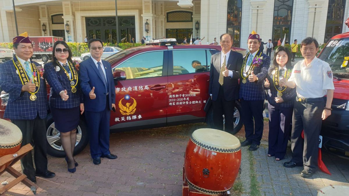 ▲公益超前部署，獅子會300-D2區總監孫樹評率獅友捐五部防疫車。（圖／國際獅子會300-D2區提供）

