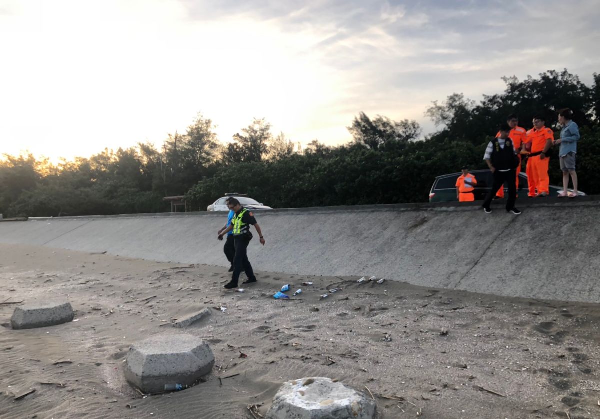 ▲桃園今天傳出驚人虐殺女嬰案，印尼籍父親及台灣籍母親聯手虐死7個月大女嬰後，夥同友人將嬰屍埋於永安新濱2號橋附近沙灘。（圖／楊梅分局提供）