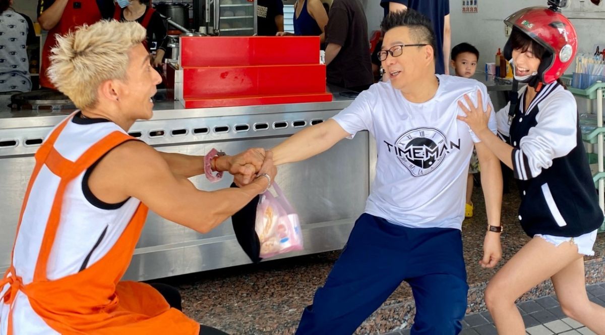 ▲潘若迪（左）和沈玉琳打打鬧鬧。（圖／民視）