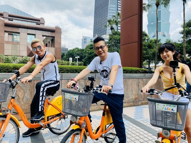 ▲潘若迪(左起)、沈玉琳和助理主持派派騎腳踏車。(圖/民視)