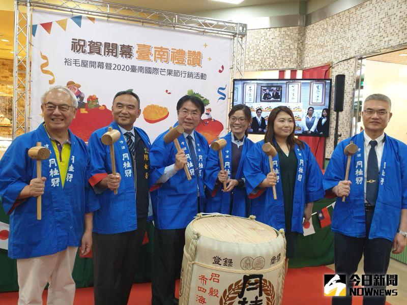 ▲台中裕毛屋公益店重新開幕,台南市長黃偉哲率團隊主持「臺南禮讚」開啟儀式。(圖/金武鳳攝,2020.6.20)