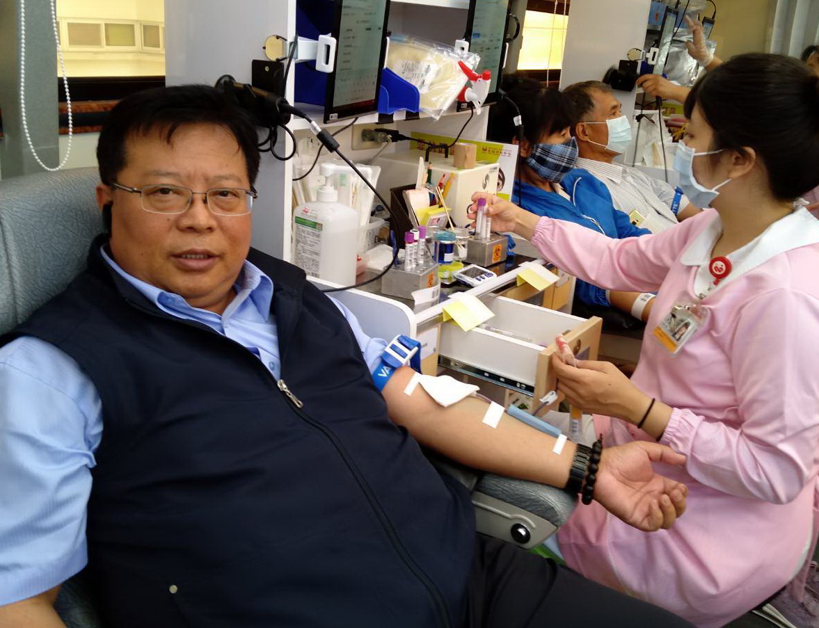 ▲台灣中油公司煉製事業部舉辦捐血活動，執行長徐漢(左)率先挽袖捐血。(圖／記者黃守作攝，2020.06.20)