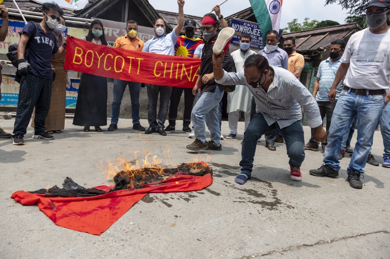 ▲憤怒的印度民眾揚言抵制中國，並焚燒五星旗。（圖／美聯社／達志影像）