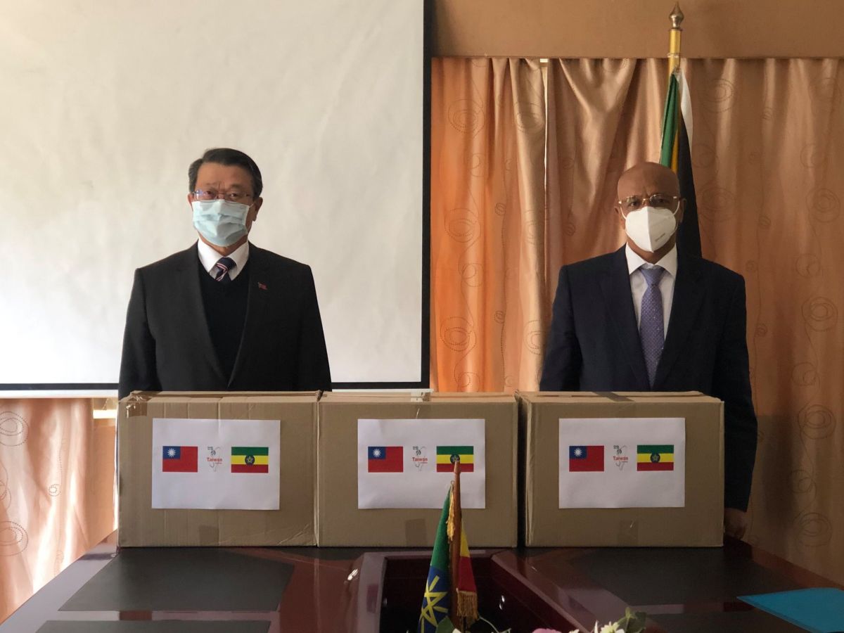 ▲駐南非代表周唯中代表中華民國政府，援贈10萬片口罩給世衛組織秘書長譚德塞家鄉衣索比亞協助抗疫。（圖／台灣駐南非處提供）