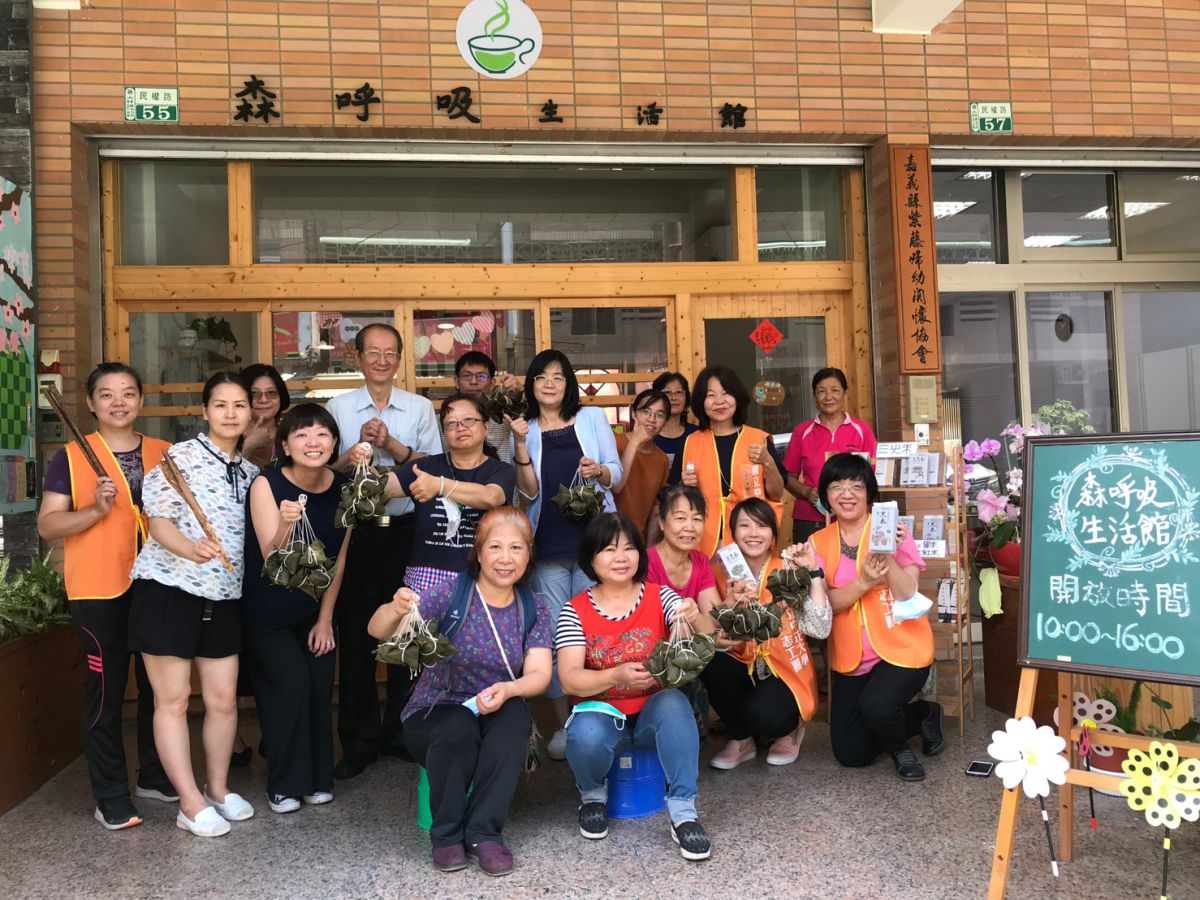 ▲中正大學高齡跨域創新研究中心辦理「健康Fun 粽一夏-端午愛心粽飄香」活動。（圖／中正大學提供）