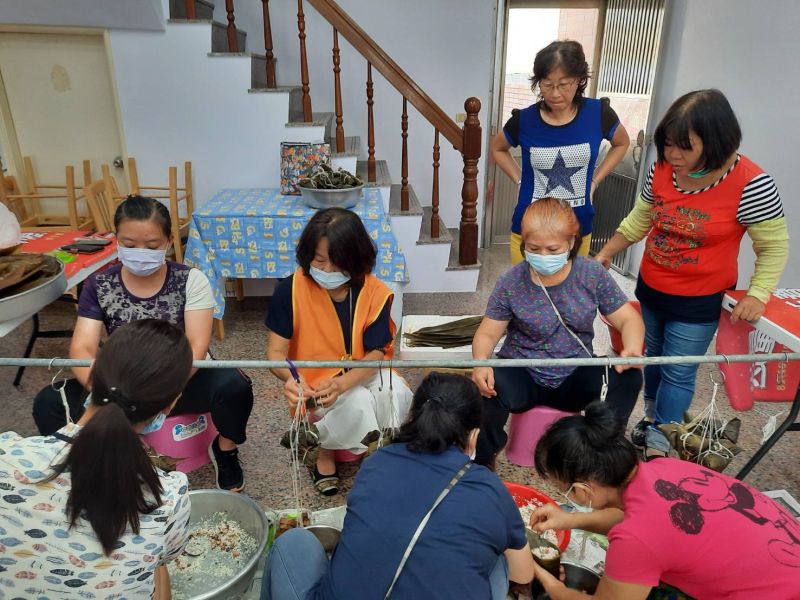 ▲由專業營養師指導,聯手包出既營養、健康又好吃不脹氣的粽子。(圖/中正大學提供)