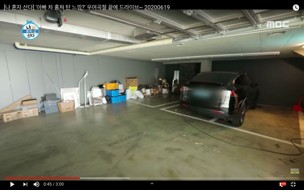 ▲停車場堆放物品。（圖／MBCentertainment YouTube）