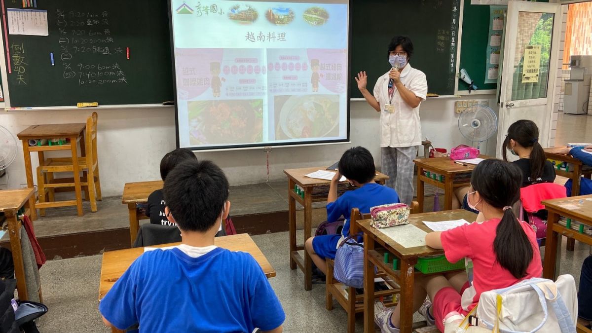▲秀峰國小營養師楊蕊萍的新住民料理教學。（圖／秀峰國小營養師楊蕊萍提供）