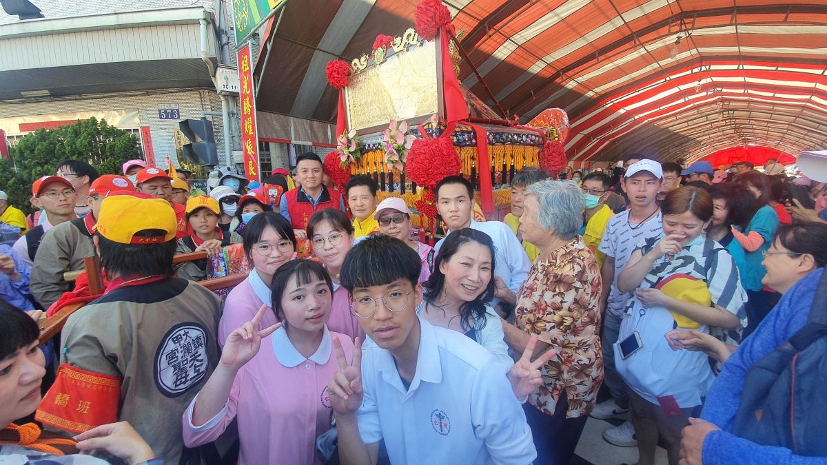 大甲媽祖回鑾，邀請仁德醫專學生護轎。（圖／媽祖聯誼會秘書詹茗任授權）