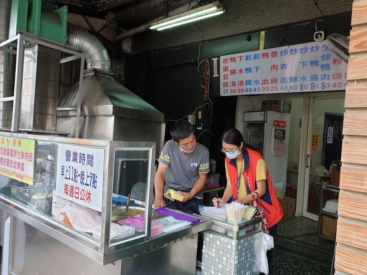 ▲加強查核活動主場周邊餐飲業及文化路夜市飲食攤商計125家。〔圖／嘉市府提供2020.06.20〕