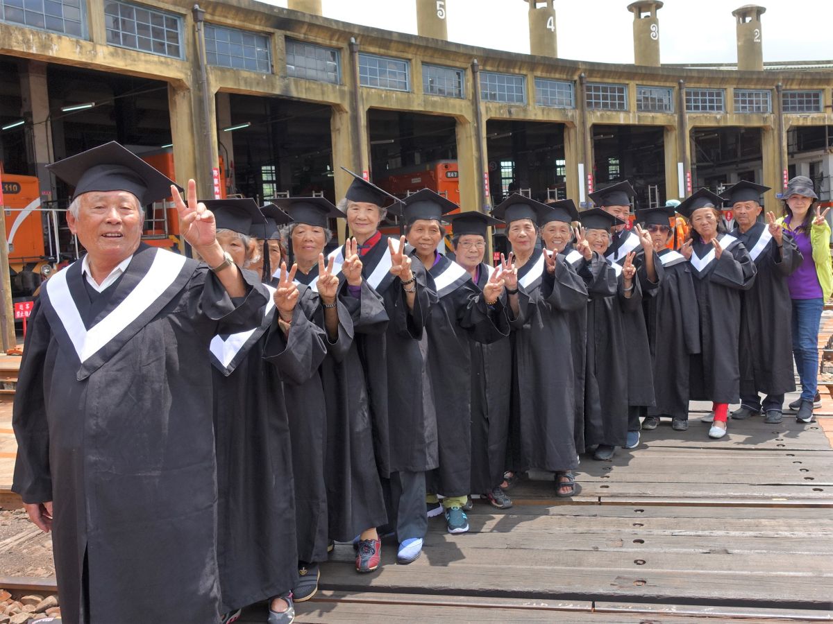 ▲埔鹽西湖百歲小學堂今（20）日舉行別開生面的結業式，長輩穿學士服拍畢業照笑開懷 。（圖／記者葉靜美攝，2020.06.20）