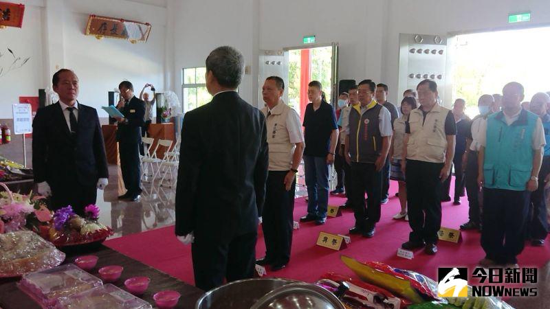 ▲彰化榮家榮民遺骸舉行晉塔典禮，由家主任史浩誠主祭。（圖／記者陳雅芳攝，2020.06.20）