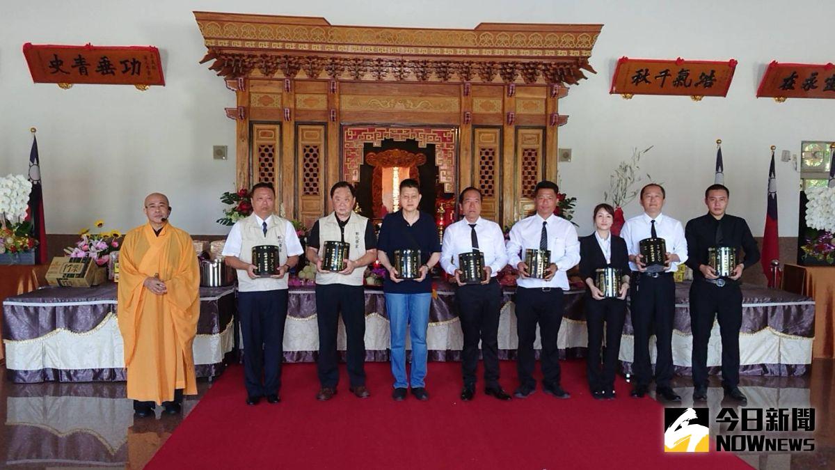 ▲彰化榮家為127位榮民墓座起掘火化，由法師誦經舉行晉塔祭典，現場莊嚴肅穆。（圖／記者陳雅芳攝，2020.06.20）