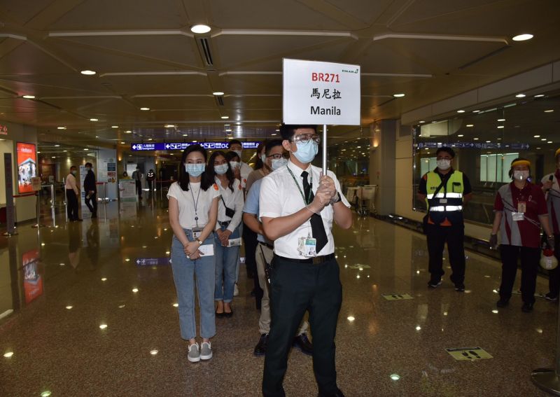▲因應台灣即將開放旅客轉機，桃園機場及機場各單位昨（ 19 ）日針對過境轉機旅客進行實地演練。（圖／桃園機場）