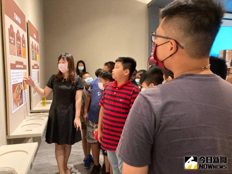 ▲屏東縣佳冬鄉玉光國小三天二夜畢旅首站選在芳苑,體驗新建美油籽學堂的產業課程。(圖/記者陳雅芳攝,2020.06.20)