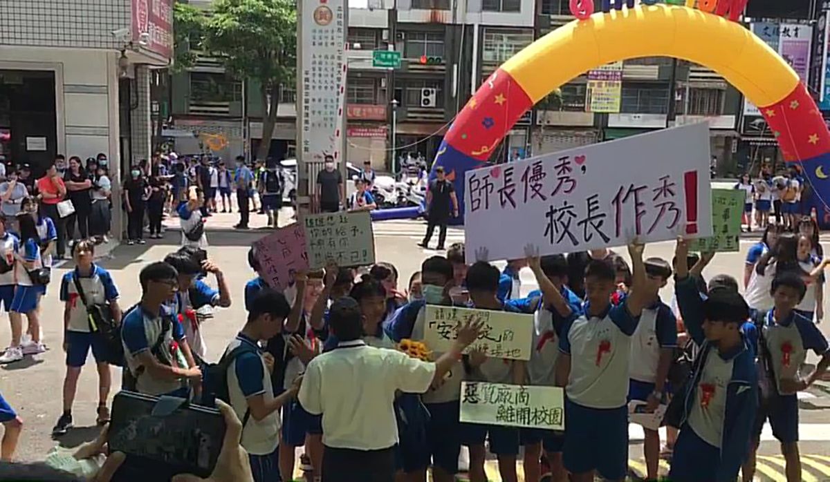 ▲桃園平興國中學生高舉抗議標語，「師長優秀，校長做秀」，指控校長黃光雄包庇廠商，並要求惡質廠商退出校園。（圖／平興國中師生提供）