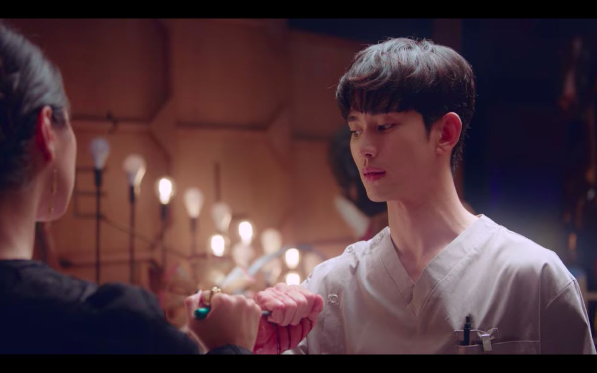 ▲金秀賢（右）徒手擋刀救患者。（圖／Netflix）
