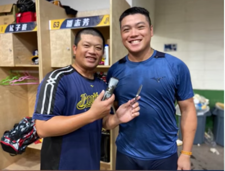 ▲陳江和（左）幫廖乙忠理髮。（圖／取自中信兄弟影音平台）
