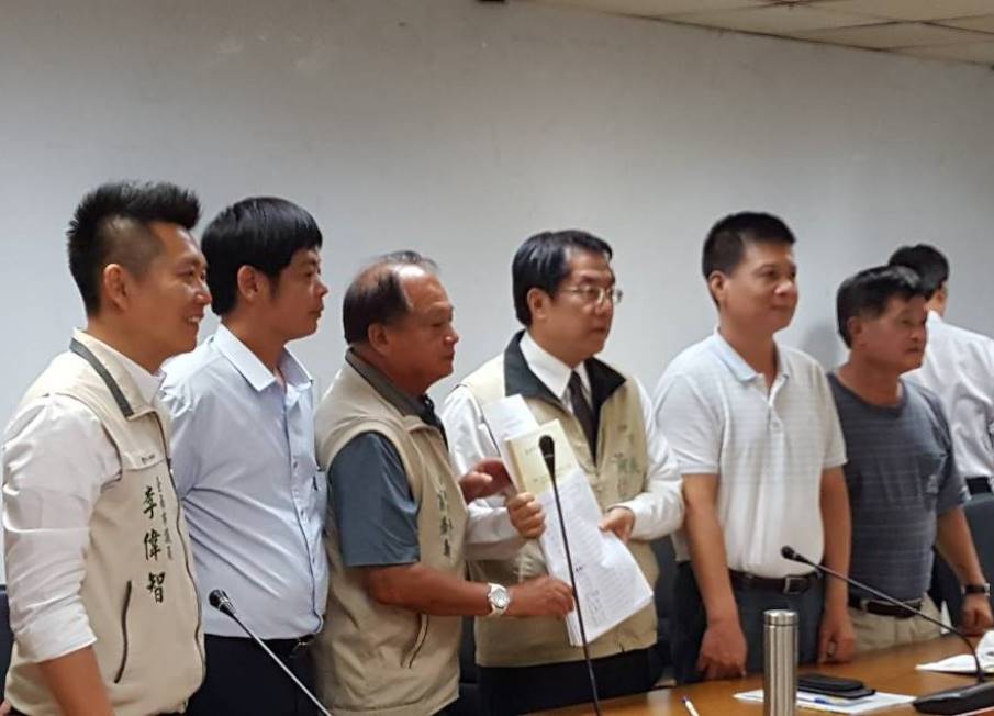 ▲108年4月22日，數十位居民代表在多位議員陪同下，向台南市長黃偉哲陳情。（圖／記者陳聖璋翻攝）